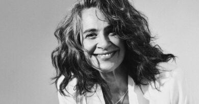 Homenageada no Grammy Latino, a baiana Simone retorna ao RJ para comemorar seus 50 anos de carreira