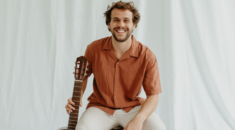 “Theo Bial canta Chico Buarque” no Brasil e no Japão