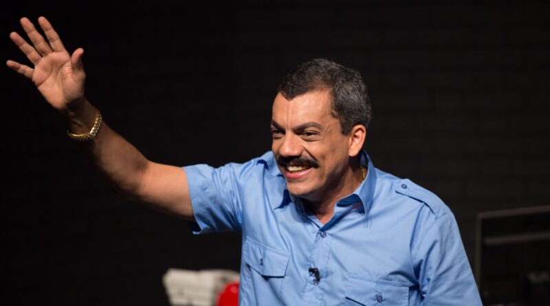 Alexandre Lino celebra 8 anos de sucesso da comédia “O Porteiro” com 2 apresentações no Teatro Miguel Falabella