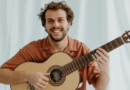 Theo Bial homenageia Chico Buarque e se firma no time das grandes revelações da música brasileira