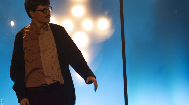 Rafael Saraiva faz curta temporada do sucesso “O dinossauro de plástico”